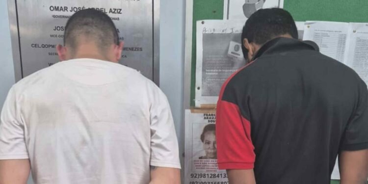 Dupla foi presa com veículo roubado na zona Leste de Manaus - (Divulgação).