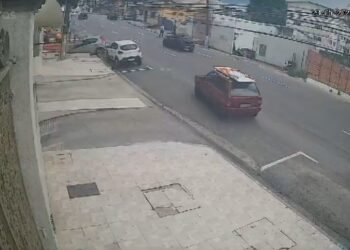 Momento em que veículo é roubado por homem desconhecido, na avenida Leonardo Malcher (Divulgação).