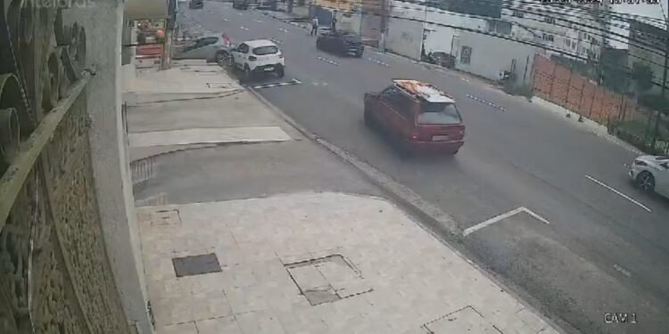 Momento em que veículo é roubado por homem desconhecido, na avenida Leonardo Malcher (Divulgação).