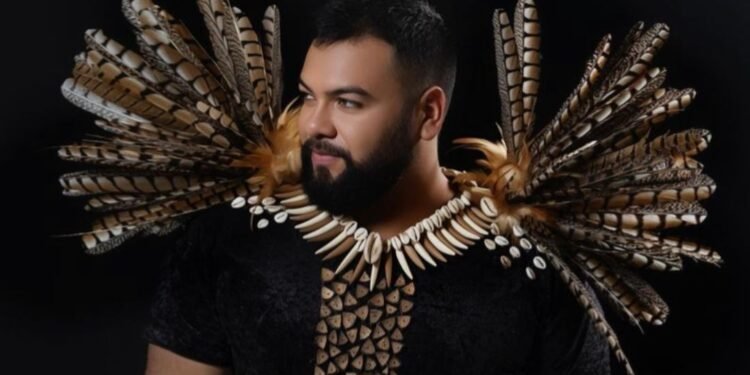 Eglisson Gomez é designer de moda e biólogo - (Foto: Divulgação)