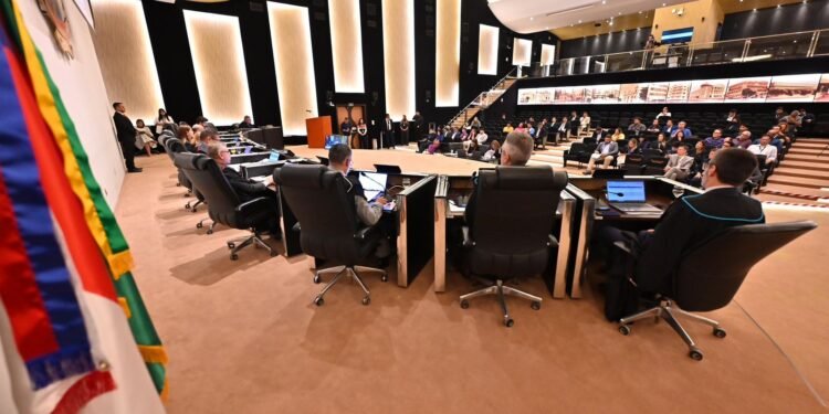 Roberto Frederico Paes Júnior, deve devolver aos cofres públicos o total de R$ 4 milhões entre multas e alcance - (Foto: Divulgação/ TCE)