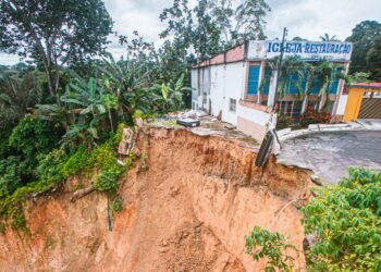 Cratera no final da rua Conde, Núcleo 23, bairro Cidade Nova - (Foto: João Dejacy/ Rios de Notícias)