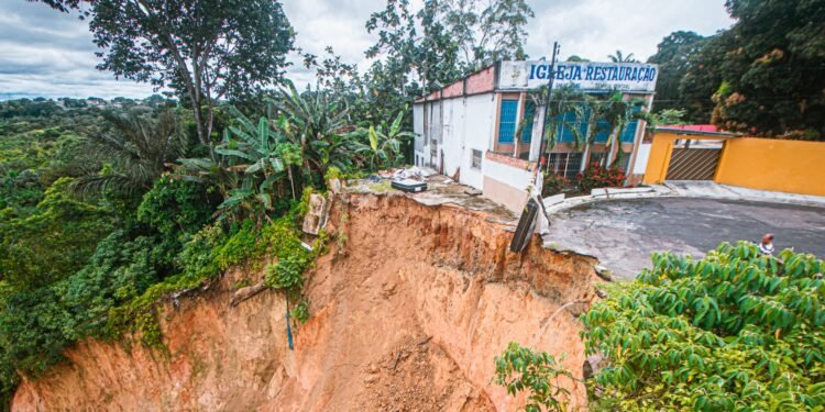 Cratera no final da rua Conde, Núcleo 23, bairro Cidade Nova - (Foto: João Dejacy/ Rios de Notícias)