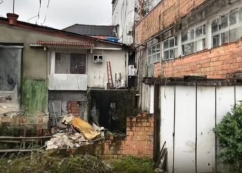 Vizinhos denunciam descate de lixo hospitalar à céu aberto, no bairro Aparecida