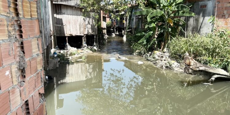 Os esgotos entupidos fazem a água transbordar - (Foto: Hudson Neris/ Rio de Notícias)