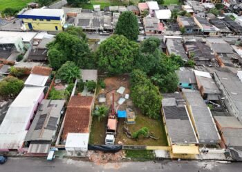 Obra irregular de perfuração de um poço tubular no bairro Palmares, na Ilha Tupinambarana - (Foto: Divulgação)