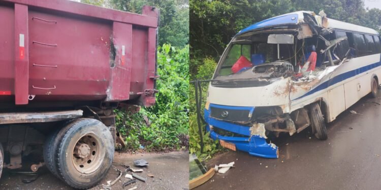 Acidente entre caçamba de lixo e micro-ônibus escolar deixa dois feridos em Iranduba