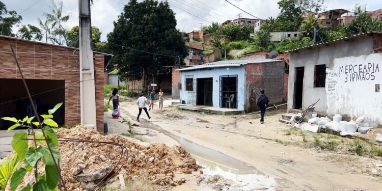 Em dias de chuva a via fica intrafegável - (Foto: Hudson Neris/ Rios de Notícias)