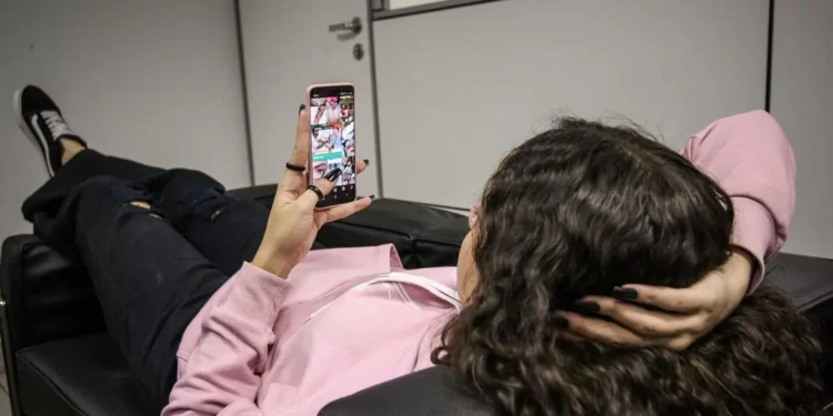 Atinge principalmente as mulheres, que representam 60% do total desse público