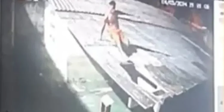 detento flagrado pegando pacote