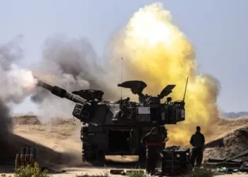 Tropas de artilharia israelenses estacionadas na fronteira de Rafah lançam ataque ao sul da Faixa de Gaza 8 de maio de 2024 - (Mostafa Alkharouf/Anadolu via Getty Imagens)