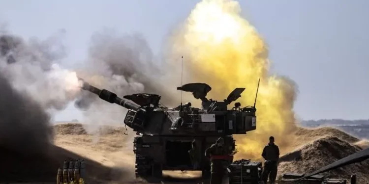 Tropas de artilharia israelenses estacionadas na fronteira de Rafah lançam ataque ao sul da Faixa de Gaza 8 de maio de 2024 - (Mostafa Alkharouf/Anadolu via Getty Imagens)