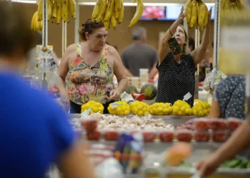 Os principais responsáveis pela inflação de abril foram os alimentos e os gastos com saúde e cuidados pessoais - (Foto: Tânia Rêgo)