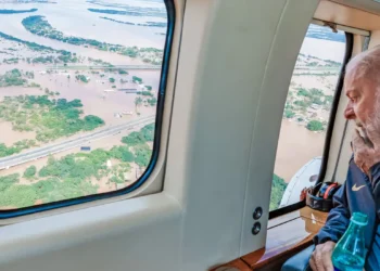 Lula sobrevoa áreas atingidas por enchentes no Rio Grande do Sul - (Foto: Reprodução/Internet)