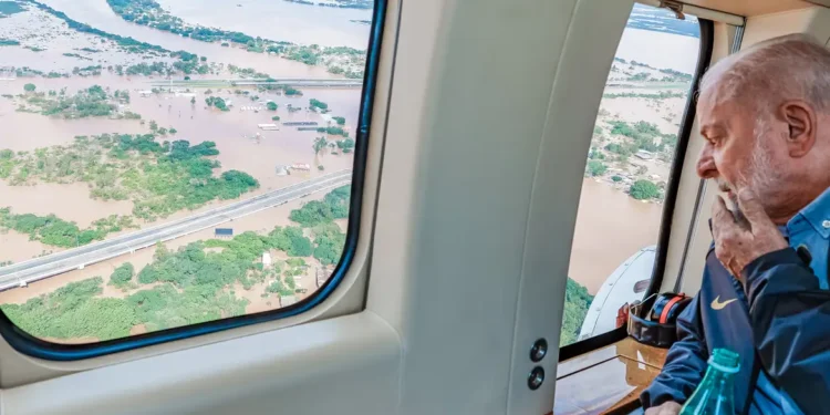 Lula sobrevoa áreas atingidas por enchentes no Rio Grande do Sul - (Foto: Reprodução/Internet)