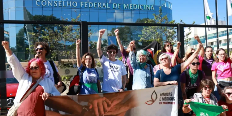 As mulheres protestaram contra a resolução do conselho que proíbe médicos de realizarem a chamada assistolia fetal - (Foto: Divulgação)
