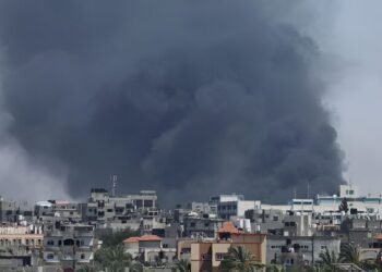 A agência Reuters afirmou que aviões de guerra israelenses bombardearam alvos em Rafah, onde uma espessa nuvem de fumaça podia ser vista subindo no ar na sequência - (Foto: Mohammed Salem/REUTERS)