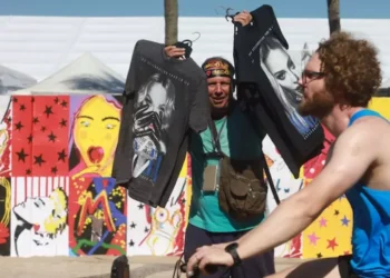 Na calçada ou na areia, vendedores oferecem mercadorias variadas com o rosto de Madonna - (Foto: Pedro Kirilos/Estadão / Estadão)