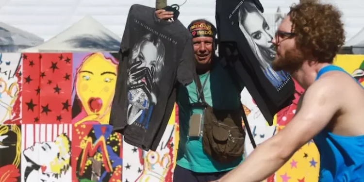 Na calçada ou na areia, vendedores oferecem mercadorias variadas com o rosto de Madonna - (Foto: Pedro Kirilos/Estadão / Estadão)