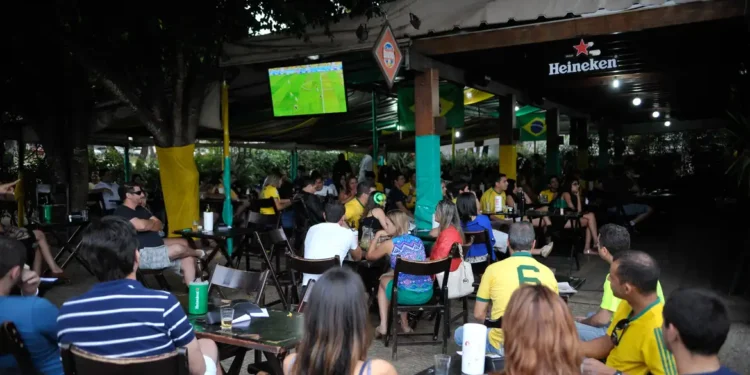 Diversos casais e solteiros preferem comemorar em bares - (Foto: Divulgação)