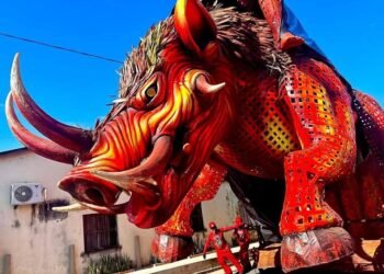 Módulos alegóricos começam a ser deslocados para a Praça dos Bois, em Parintins (Reprodução/Fest'Norte)