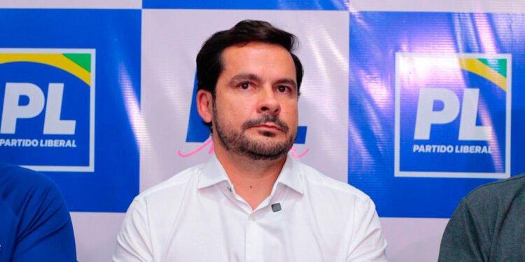 Justiça determina que Alberto Neto apague vídeo do banner de Bolsonaro na Ponte Rio Negro