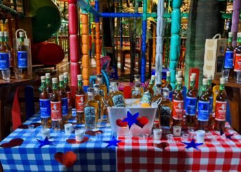 Cachaçaria do Dedé lança cachaça de jambu em homenagem aos Caprichoso e Garantido (Gabriel Lopes/Rios de Notícias)