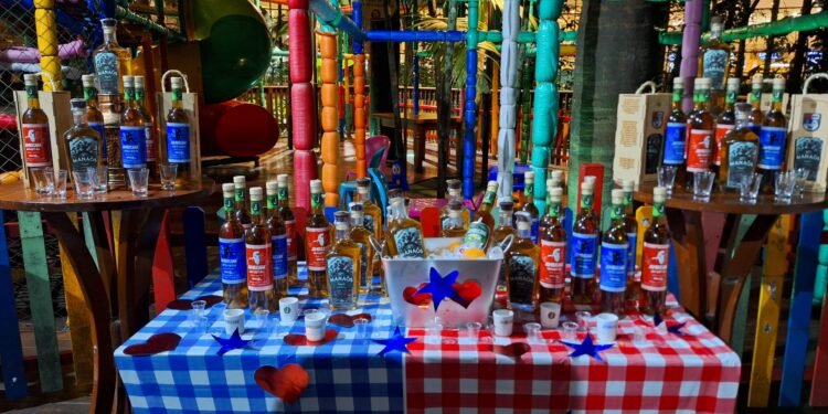 Cachaçaria do Dedé lança cachaça de jambu em homenagem aos Caprichoso e Garantido (Gabriel Lopes/Rios de Notícias)