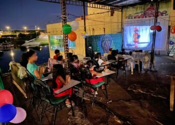 Crianças e adolescentes assistindo filmes em sessão de cinema no bairro Educandos, na zona Sul (Arquivo pessoal)