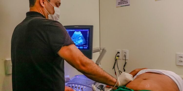 a Carreta de Apoio à Saúde está posicionada no Ginásio Municipal Luiz Jorge Ferrari