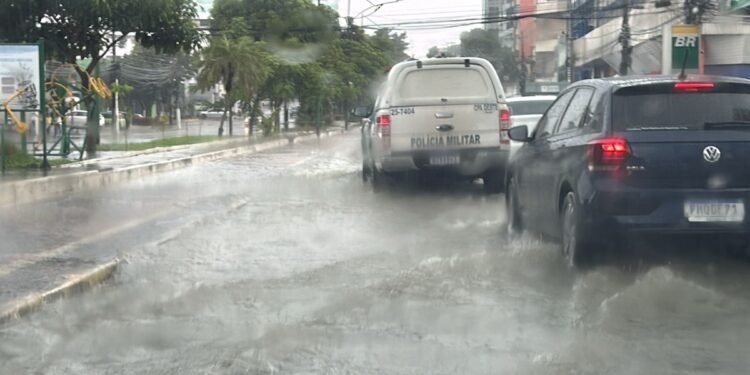 Temporal: Centro de Manaus vira caos e nos bairros moradores registram cenas inusitadas