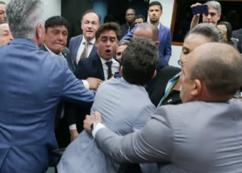 Deputados André Janones e Nikolas Ferreira batem boca após sessão no Conselho de Ética da Câmara