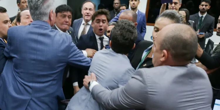 Deputados André Janones e Nikolas Ferreira batem boca após sessão no Conselho de Ética da Câmara