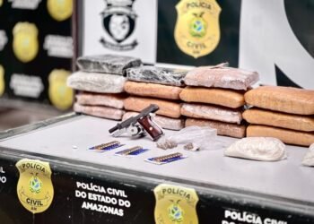Dupla é presa com drogas avaliadas em R$ 600 mil, arma de fogo e munições em Manaus