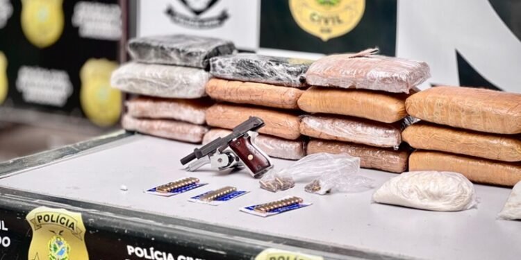 Dupla é presa com drogas avaliadas em R$ 600 mil, arma de fogo e munições em Manaus