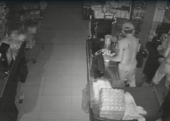 Dupla rouba mercadinho na Compensa