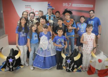 Crianças brincam de boi-bumbá nos estúdios da Rios FM (Larissa Alves)