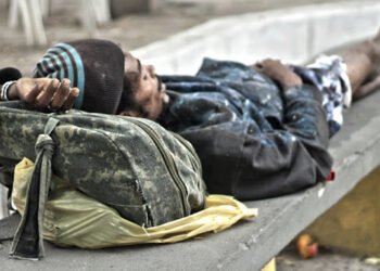 Homem em situação de rua dormindo na praça - (Foto: Reprodução)