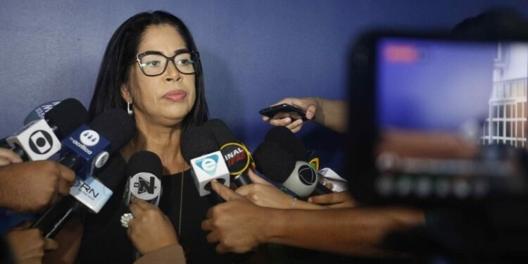 Houve interferência política, estou saindo por uma imposição, por não ter me submetido, a alguns pedidos, afineta delegada Joyce Coelho