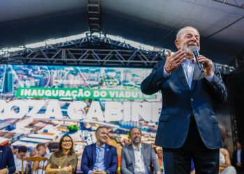‘Não quero gastar mais do que o Brasil ganha’, diz Lula em inauguração de viaduto