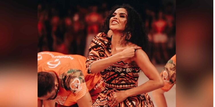 Mara Souza, então Mãe Catirina do Boi Garantido, deixa item pouco antes do festival (Reprodução)