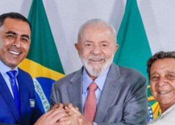 Da esquerda para a direita, presidente do Caprichoso, Rossy Amoedo, Lula, presidente do Brasil, Fred Góes, presidente do Garantido (Divulgação)