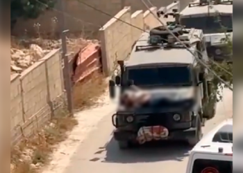 Palestino-e-amarrado-em-carro-do-Exercito-de-Israel