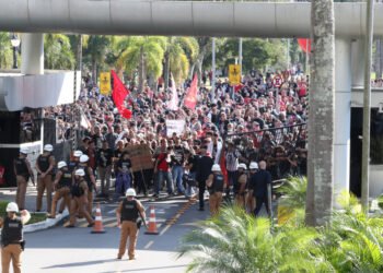 Privatização das escolas públicas do Paraná; manisfestantes invadem Assembleia Legislativa