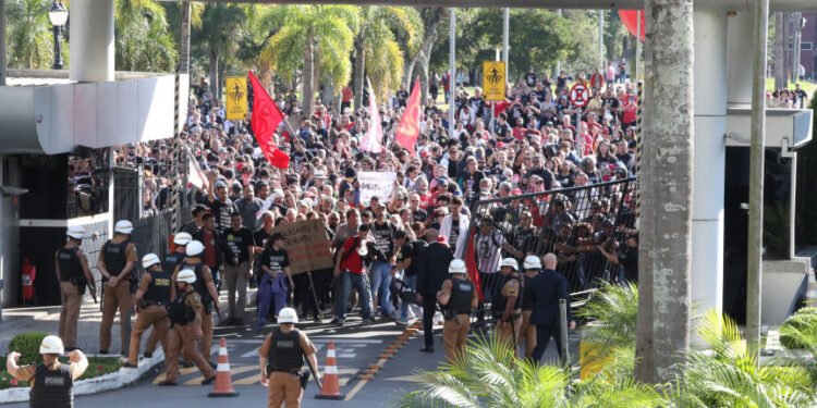 Privatização das escolas públicas do Paraná; manisfestantes invadem Assembleia Legislativa