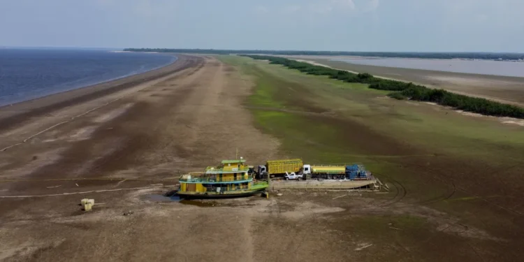 Rebocador e balsa ficam encalhados no Rio Negro por causa da seca no Amazonas em 2023 (Suamy Beydoun)