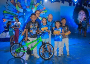 Crianças recebem presentes durante tarde alegre do Boi Caprichoso (Arleison Cruz e Pedro Coelho)