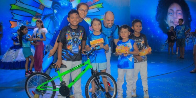 Crianças recebem presentes durante tarde alegre do Boi Caprichoso (Arleison Cruz e Pedro Coelho)