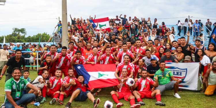 Torcida e Seleção de Santo Antônio do Içá durante partida (Divulgação/FAF)
