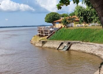 Muro de arrimo de Parintins: três anos de espera por reconstrução após desabamento
